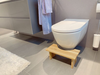 photo d'un tabouret de toilettes en bois dans une salle de bain moderne