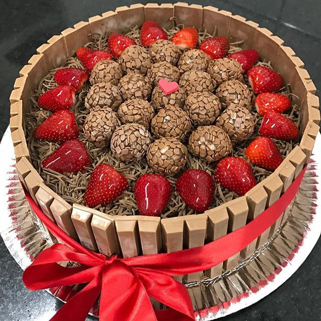 Bolo de chocolate com morango e KitKat #zenidebolos #chocolate #morango #brigadeiro #kitkat
