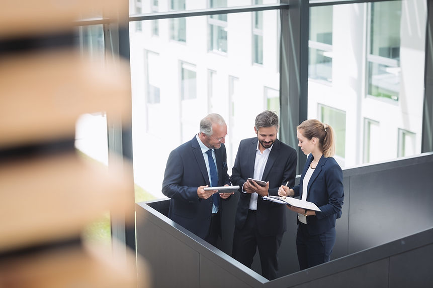 los-empresarios-que-tienen-una-discusion-en-la-oficina.jpg