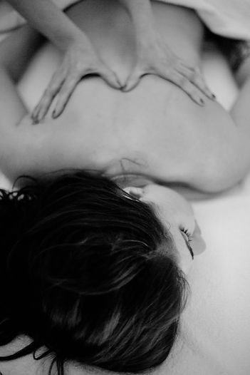 Femme allongée reçoit un massage du dos