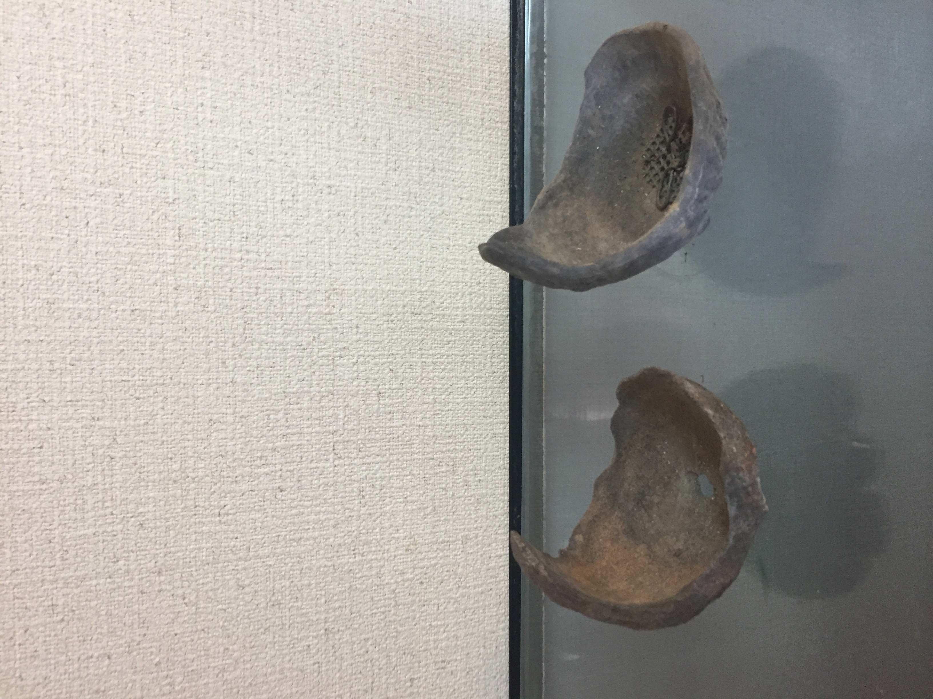 左:鞍馬石 右:鞍馬石風の鉢
