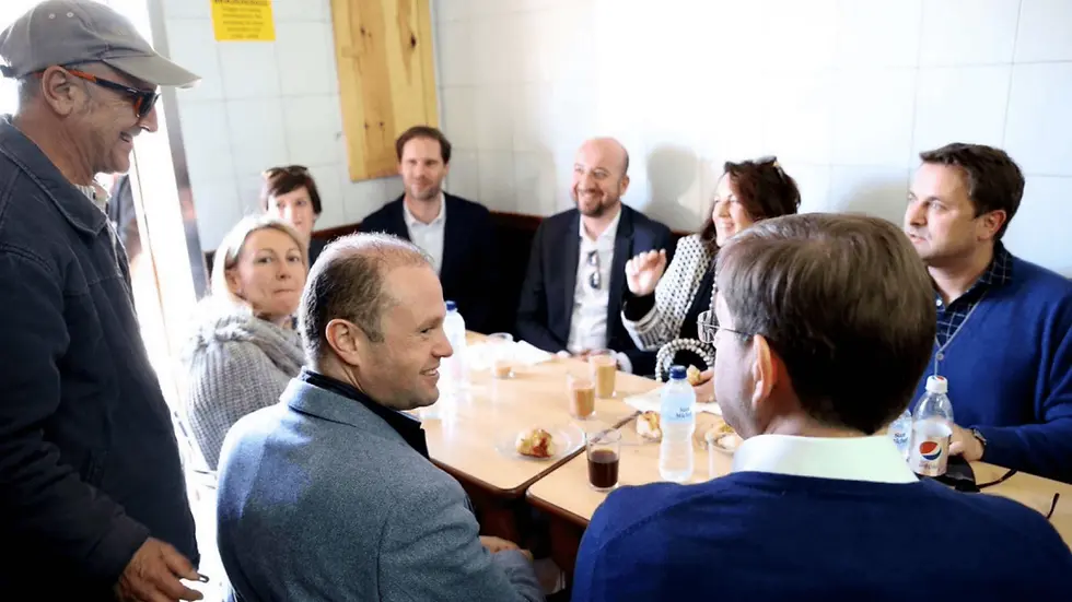 Prime Minister Joseph Muscat treats a foreign delegation to pastizzi at Serkin