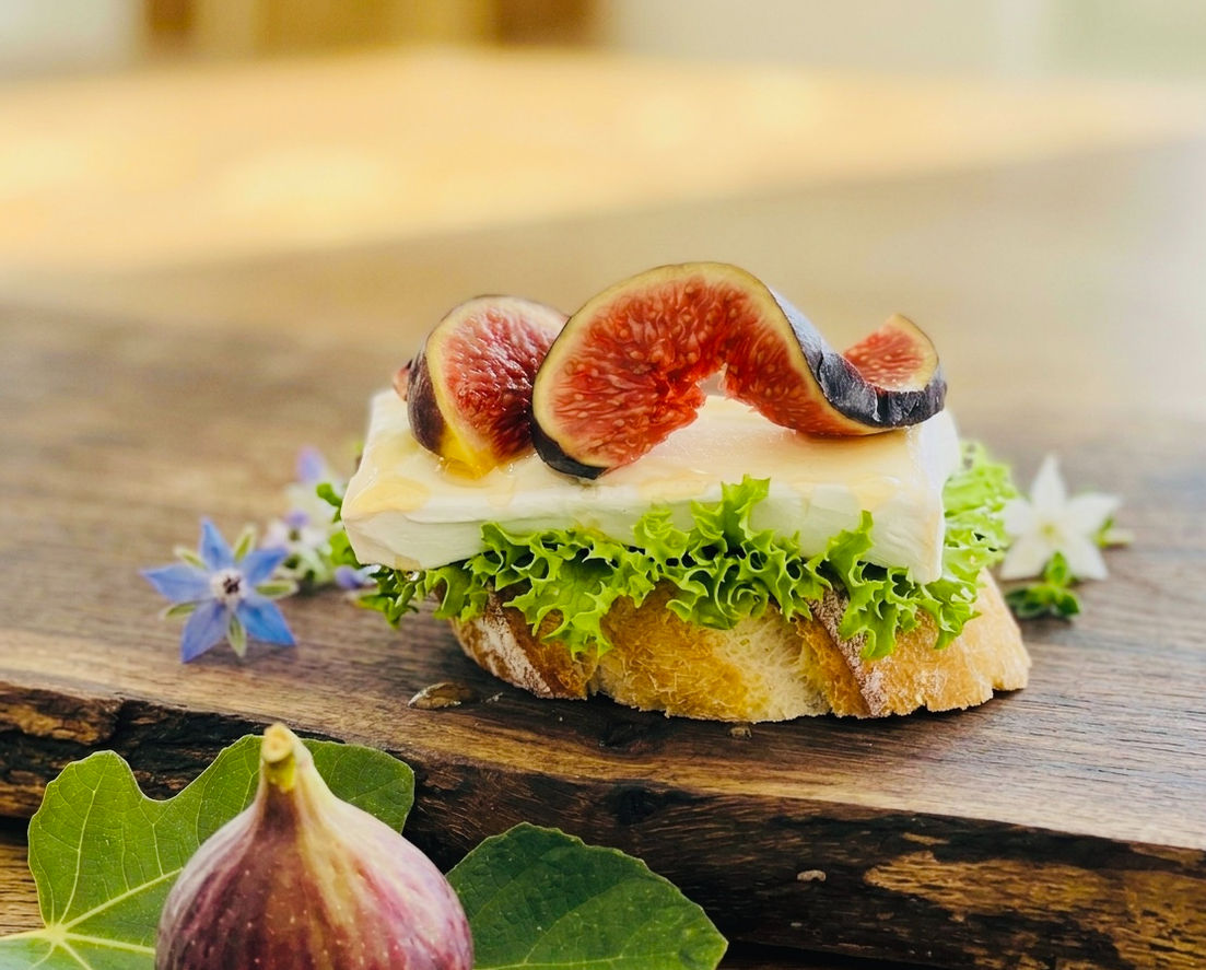 Crostini aus hausgemachtem Brot mit Frischkäse, Caprice de Dieux, Feigen & Honig
