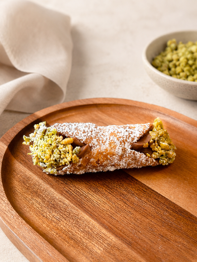 Mini Cannoli 
Schalen aus Italien, frisch gefüllt mit Schokoladen Creme