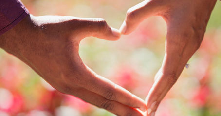 Η Τέχνη της Σύνδεσης: Αναζωπυρώνοντας τη Συναισθηματική Εγγύτητα