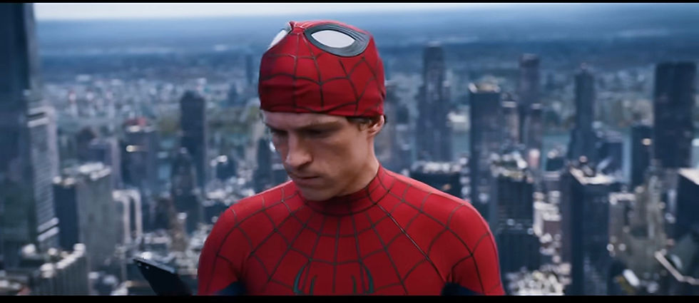 Close-up do traje do Homem-Aranha em uma pose sombria e solitária