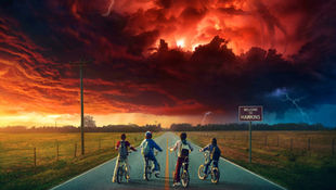 Imagem de Stranger Things com céu vermelho cheio de nuvens
