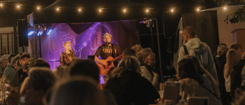 Live Musik von Paul und Agni auf dem Ziegelgartenfest