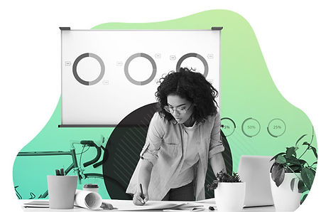 MundWerk Mitarbeiterin erstellt Social Media Berichte und Analysen.