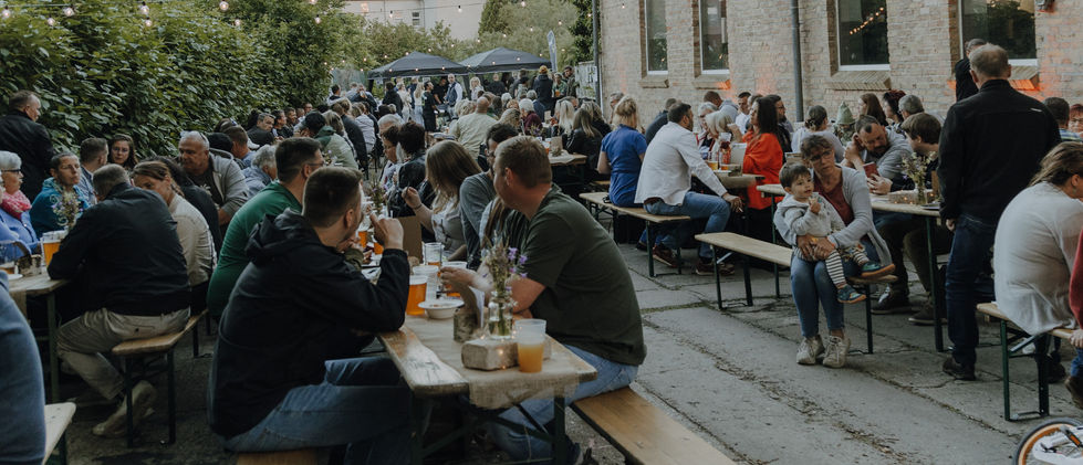 Atmosphärischer Biergarten auf dem Ziegelgartenfest