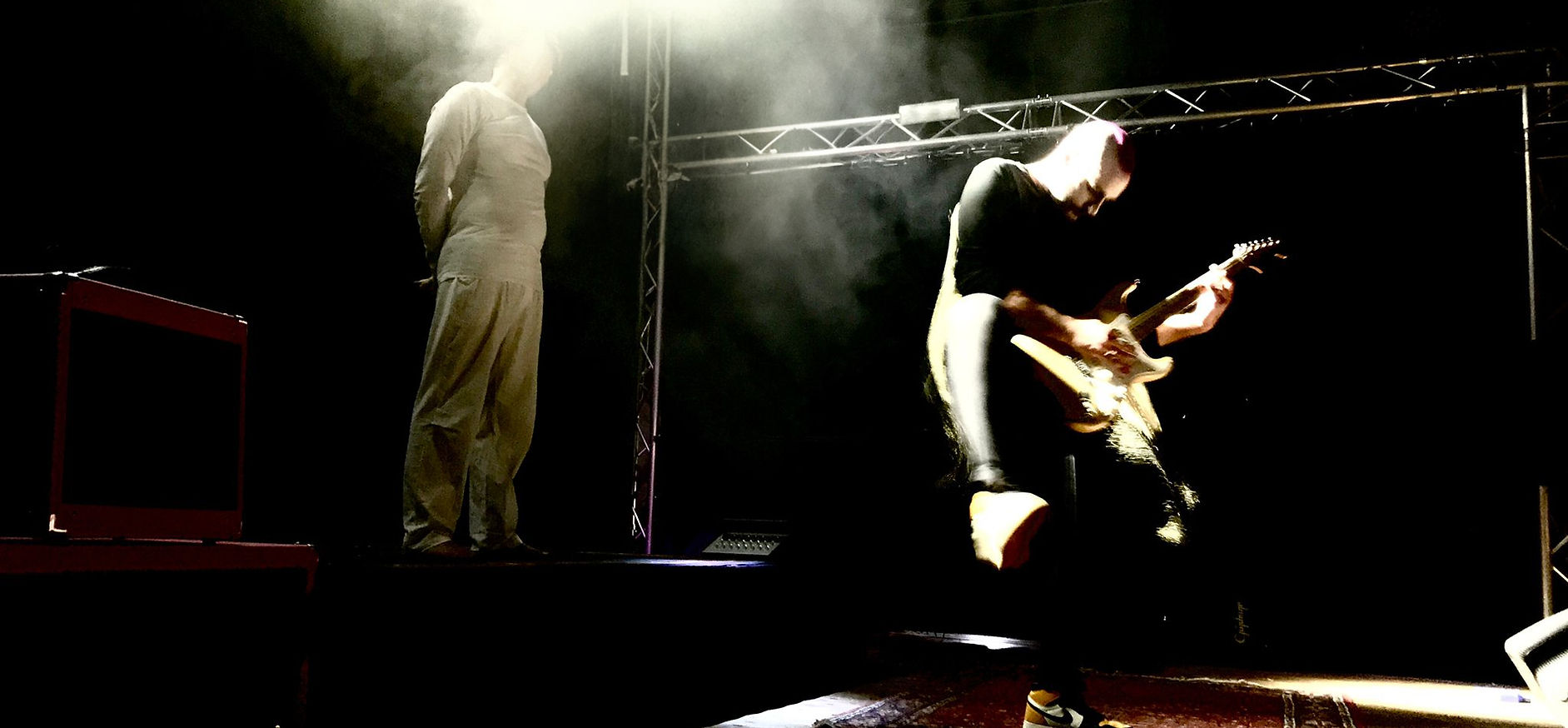 Guitariste sur scène, ambiance concert