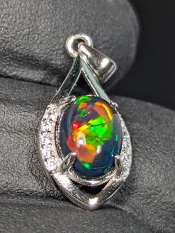 Pendente in argento 925, con Opale Nobile Nero di Welo, Etiopia