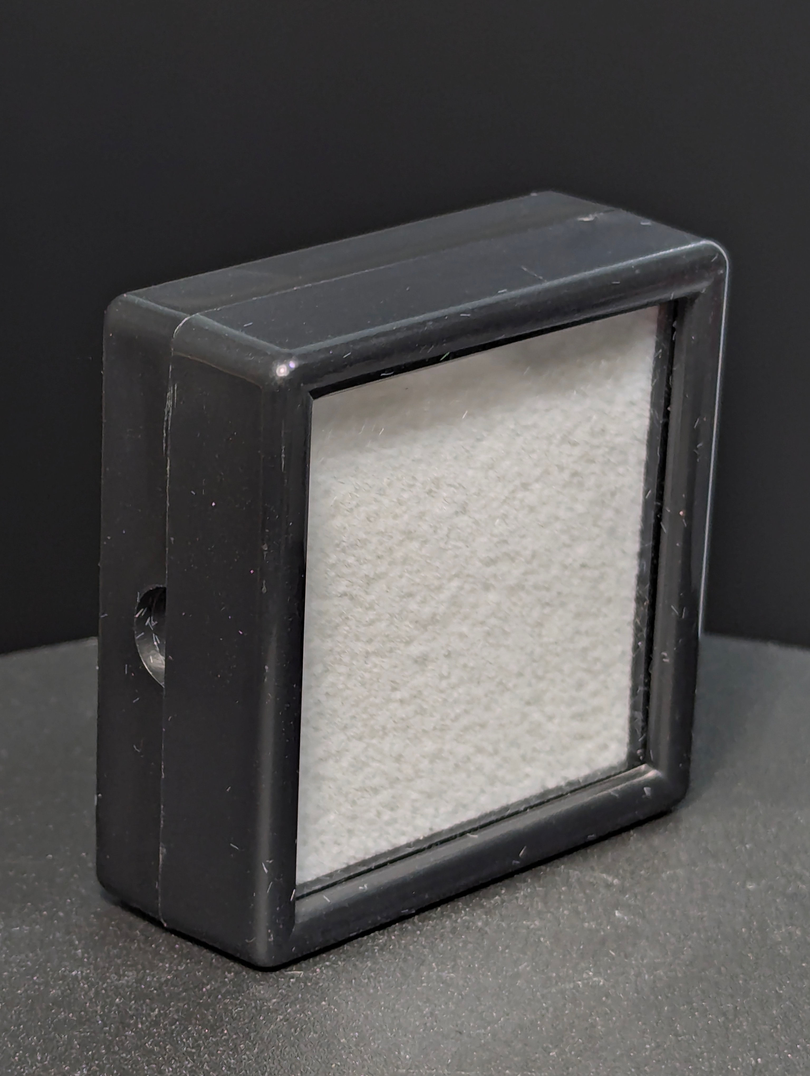 Scatolina Espositiva in PVC Nera – 50x50x19 mm con spugna bianca