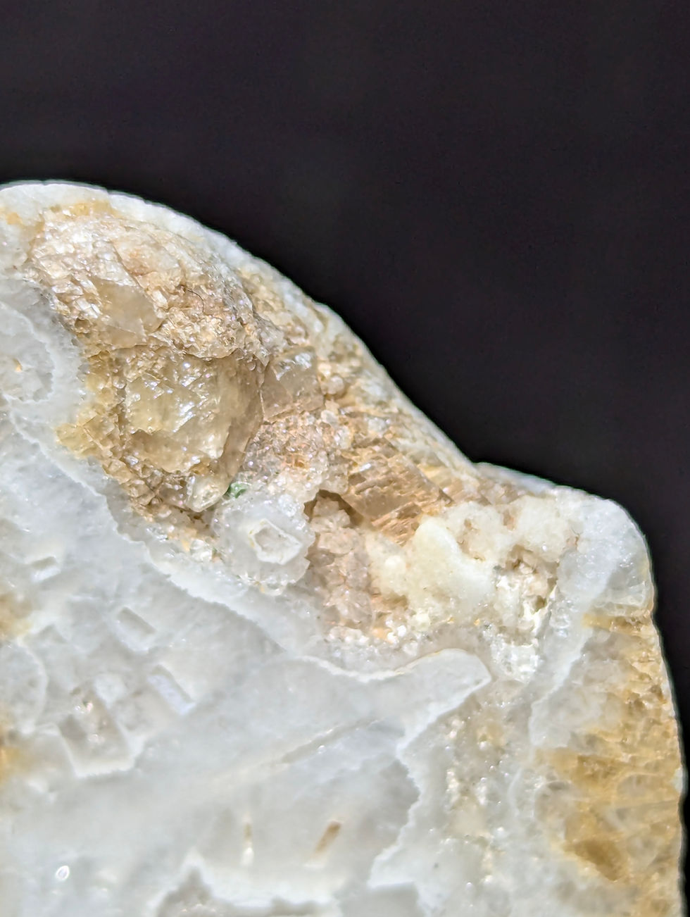 Thumbnail: Agata bianca fibrosa - Ex Distretto Minerario Serenissima (Vicenza, Italia)