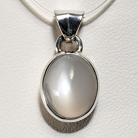925 silver pendant with an Adularia Moonstone cabochon from Madagascar.