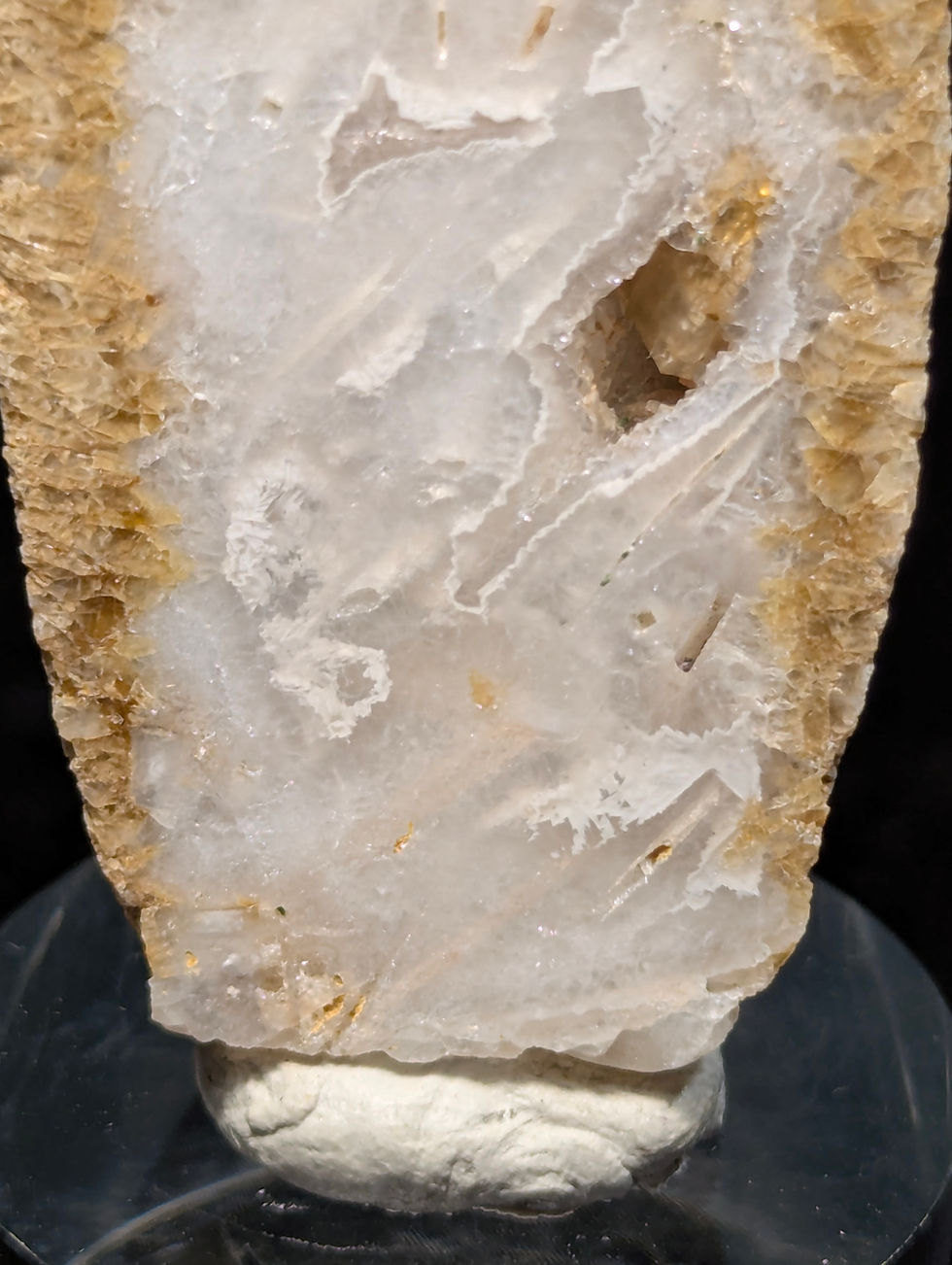 Agata bianca fibrosa - Ex Distretto Minerario Serenissima (Vicenza, Italia)