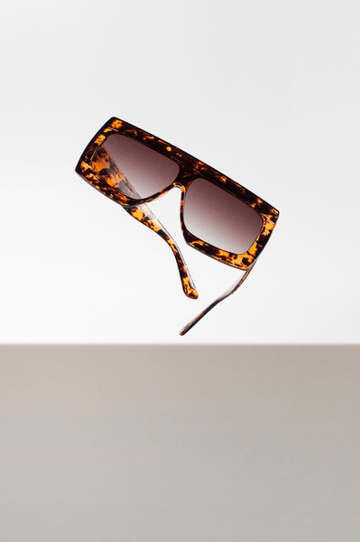 Avanglion shield sunglass in tortoise brown with smoked lenses in brown. Meltrade Avanglio