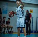 Sasha Ciobanu aratand schema de joc in meci de baschet