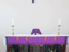 Altar de igreja da cidade de Guaimbê preparado com a cor roxa da Quaresma