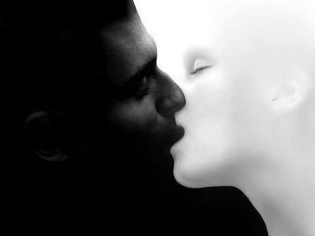 Entre a Distância e o Reencontro: A Euforia do Amor na Partida