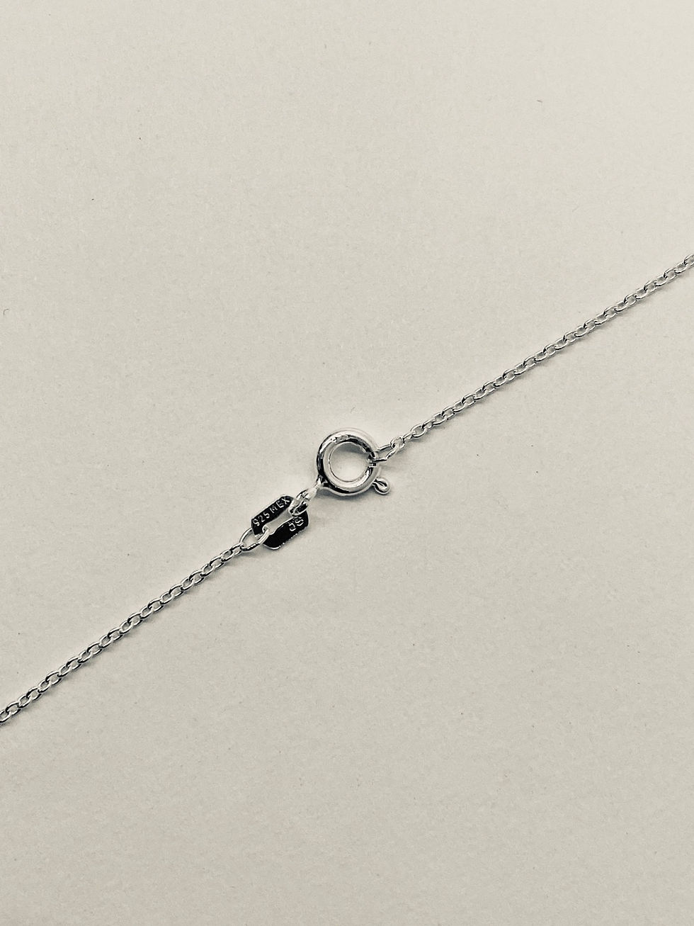 Miniatura: Cadena con inicial san serif en plata