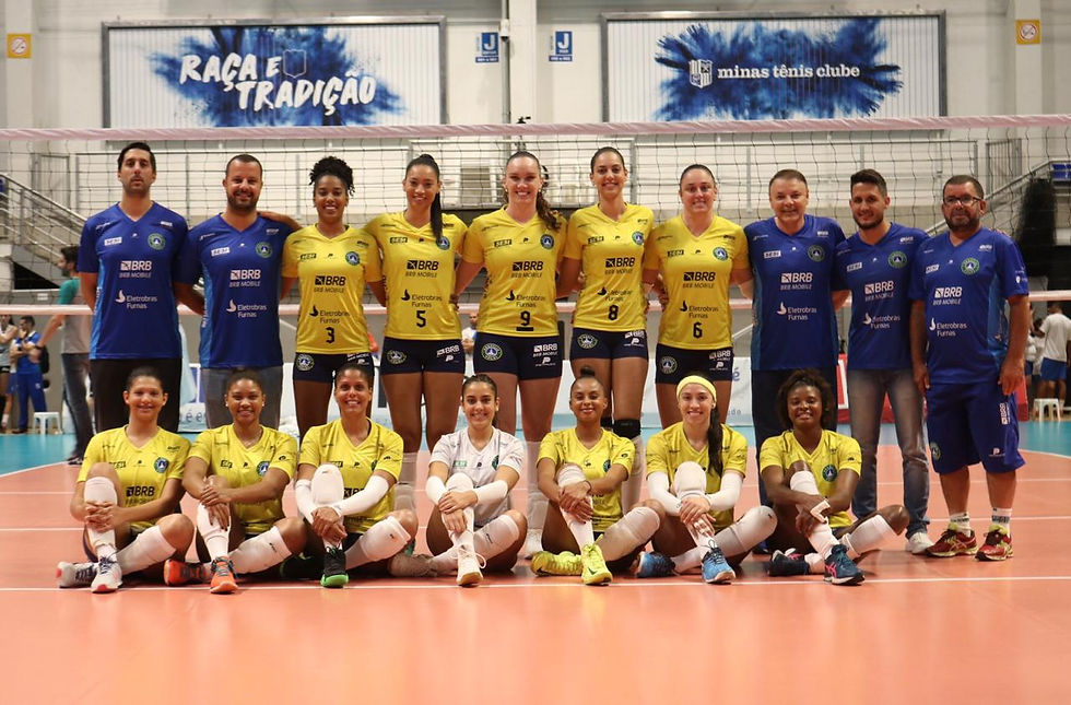 A equipe de vôlei do DF.