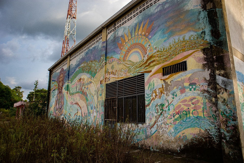 Las tejedoras de Mampuján, en un proceso de sanación y catarsis, pintaron aquel mural que, pese a los años, aún se conserva. 