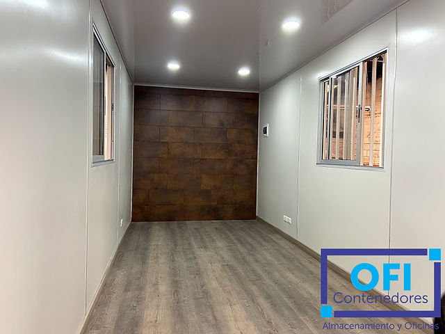 Foto real del interior de una oficina container sin amoblar.