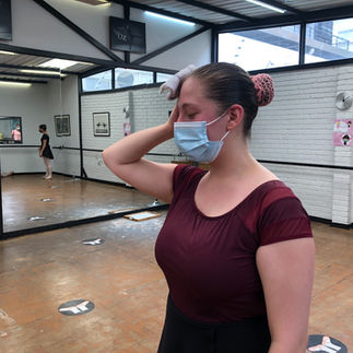 Lía Rodríguez, quien forma parte de la academia Zolushka Ballet Studio desde hace más de 10 años, seca su sudor después de finalizar una de sus clases. Imagen: Valentina Sarria