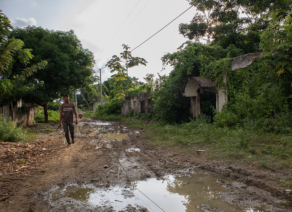 Las vías de acceso a Mampuján se encuentran deterioradas. A la derecha, la que solía ser la iglesia del pueblo. 