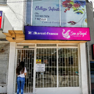 El pasado 16 de junio de 2020, el Gobierno Nacional a través de la Resolución 899 de 2020, estableció los protocolos de bioseguridad para la apertura de las peluquerías y salones de belleza. Las alcaldías fueron las encargadas de verificar el cumplimiento de la normativa expedida por el Ministerio de Salud.