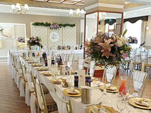 dekoracja sali weselnej slub wesele kwiaty mloda para przyjecie stol mlodych stoly gosci (