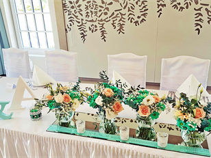 dekoracja sali weselnej na slub kwiaty boho vintage zielen eustoma roza piwonia szklo stoj