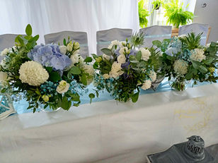 dekoracja sali weselnej na slub kwiaty boho vintage zielen eustoma roza piwonia szklo stoj