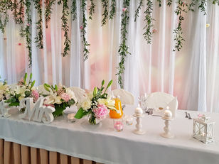 dekoracja sali weselnej slub wesele kwiaty mloda para przyjecie stol mlodych stoly gosci (