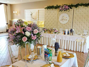 dekoracja sali weselnej slub wesele kwiaty mloda para przyjecie stol mlodych stoly gosci (