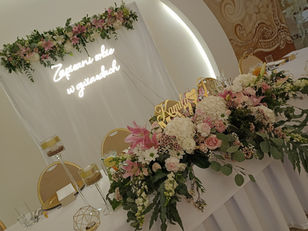 dekoracja sali weselnej na slub kwiaty boho vintage zielen eustoma roza piwonia szklo stoj