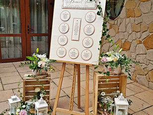 dekoracja sali weselnej na slub kwiaty boho vintage zielen eustoma roza piwonia szklo stoj