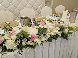 dekoracja sali weselnej slub wesele kwiaty mloda para przyjecie stol mlodych stoly gosci (