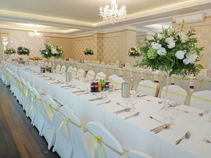 dekoracja sali weselnej na slub kwiaty boho vintage zielen eustoma roza piwonia szklo stoj