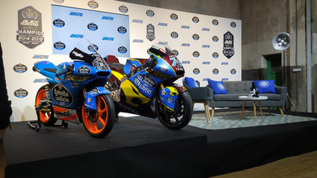 Escenografía para un evento de motociclismo. Motos sobre una tarima maquetada en el fondo una trasera con grafismos y con una pantalla integrada.