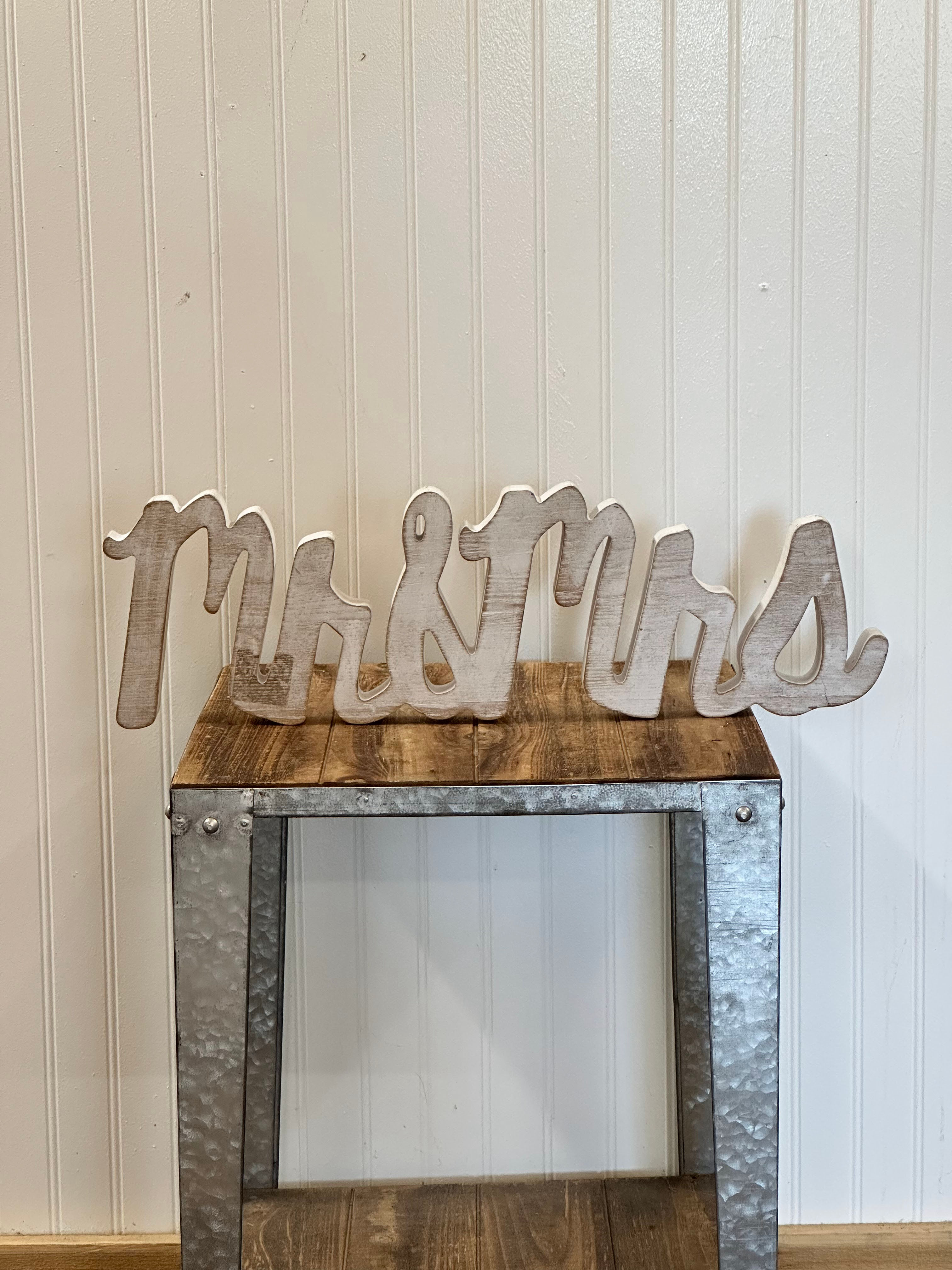 "Mr&Mrs" Sign Rustic White