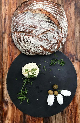 Leckerer Bio-Frischkäse der Münchner Käse Manufaktur mit selbstgemachtem Brot