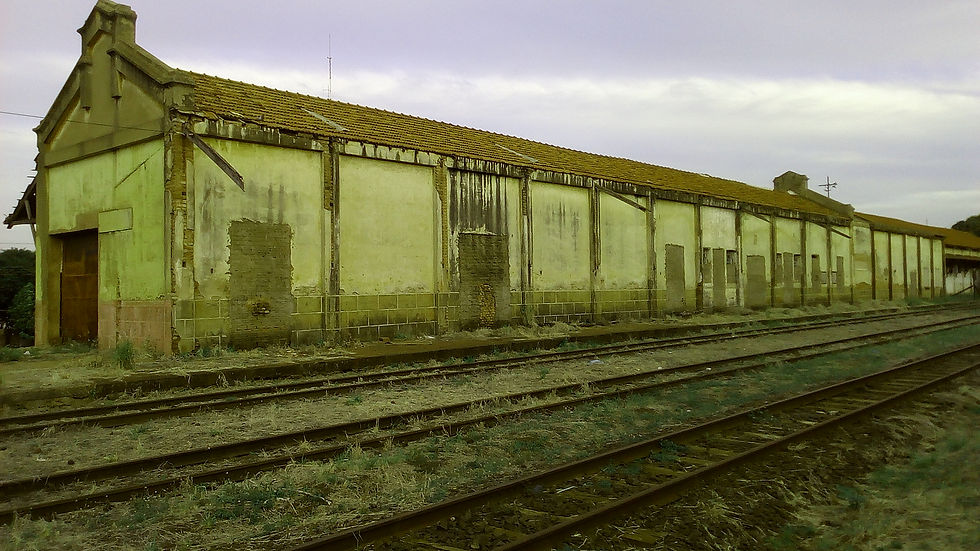 Lado oeste da estação, onde ficava a plataforma de embarque, cuja cobertura (telhado) foi retirada.
