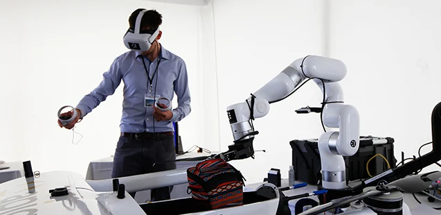 VR-robot-arm(desktop.)png.png