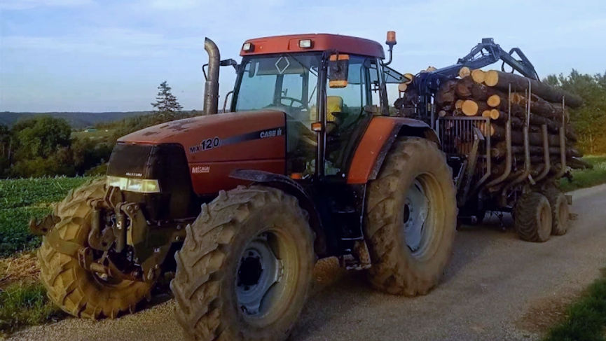 tracteur et remorque de bois img haut_edited.jpg