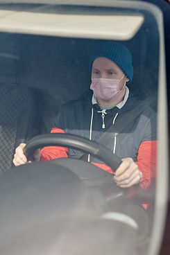Transporter mit Fahrer (von Norma Mortenson von Pexels)