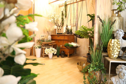 Auswahl an einzigartiger Dekoration im Blumenladen