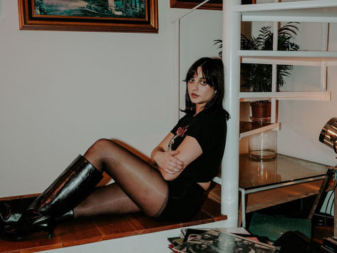 Deyyess posing for a shoot