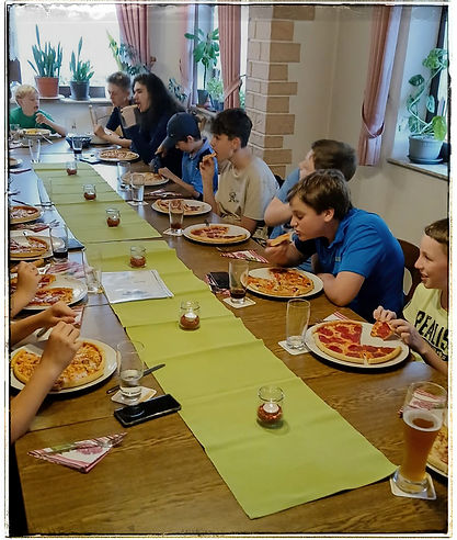 TTC Talling Jugend Vereinsmeisterschaften 2024-25_Pizzaessen2.jpg